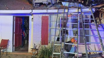 Bagaimana bisa mobil sampai nyangkut di atap rumah? Foto: Bored Panda