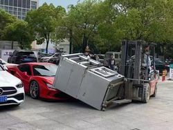 Potret Viral Kecelakaan Mahal yang Bikin Ngelus Dada