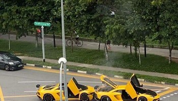 Dua mobil mewah tabrakan, tentu biaya perbaikannya besar. Foto: Bored Panda