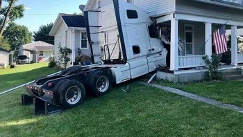 Truk kontainer menabrak rumah dan menimbulkan kerusakan besar. Foto: Bored Panda