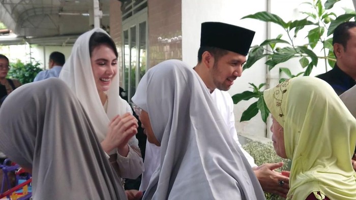 Wakil Gubenur Jawa Timur Emil Elestianto Dardak dan istrinya Arumi Bachsin memanfaatkan momen Lebaran Ketupat untuk mudik ke Trenggalek. Ia bersilaturahmi dengan masyarakat dan tetanggga di sekitar rumah.
