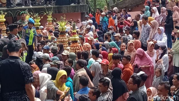 Warga berebut gunungan ketupat di acara puncak syawalan Idul Fitri 1444 H Bukit Sidoguro, Klaten, Sabtu (29/4/2023).