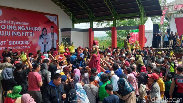 Warga berebut gunungan ketupat di acara puncak syawalan Idul Fitri 1444 H Bukit Sidoguro, Klaten, Sabtu (29/4/2023).