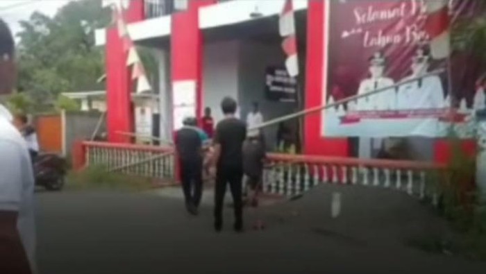 Warga segel kantor desa di Minahasa Utara, Sulut. Dokumen Istimewa