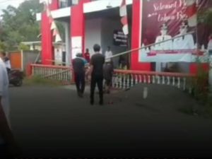 Aksi Warga di Minut Segel Kantor Desa gegara Kades Malas Beri Sambutan