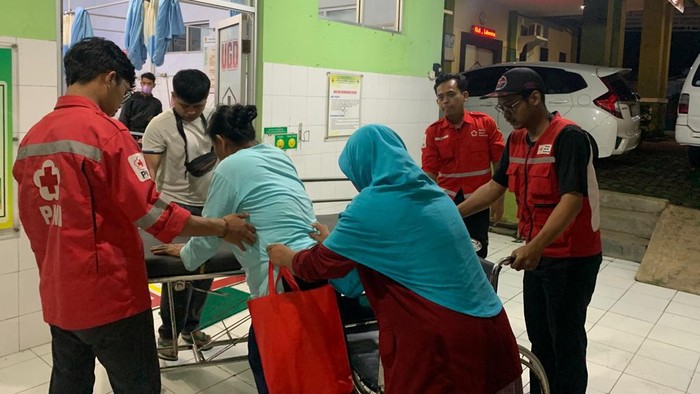 Warga yang keracunan dibawa ke Puskesmas Sambirejo, Sragen. Foto diunggah Sabtu (29/4/2023).