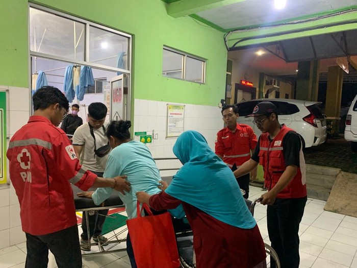 Warga yang keracunan dibawa ke Puskesmas Sambirejo, Sragen. Foto diunggah Sabtu (29/4/2023).