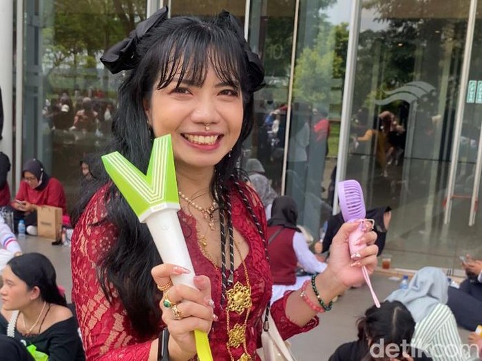 Para fans yang telah menanti konser WayV di ICE BSD.