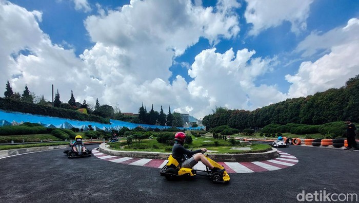 Wisatawan Menjajal Wahana Gokart dan Sepeda Listrik di Floating Market Lembang