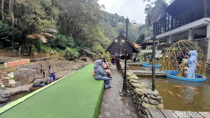 Wisatawan saat berada di Kampung Karuhun, Sumedang, Sabtu (29/4/2023).