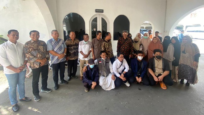 11 WNI asal Sulsel yang dievakuasi dari Sudan saat diterima di Rujab Gubernur Sulsel.