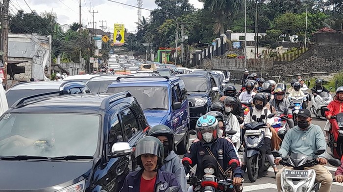 32 Ribu Kendaraan Padati Kawasan Puncak Hingga Siang Ini (Muchamad Sholihin-detikcom)