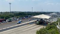 Antrean Kendaraan Mengular Di Gerbang Tol Cikampek Utama Imbas One Way