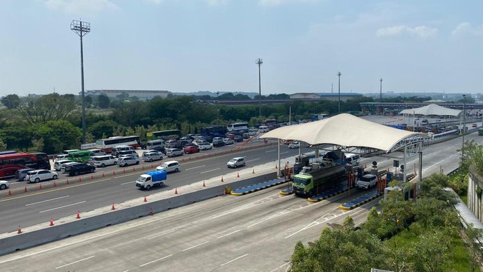 Ada One Way, Antrean Kendaraan Mengular di Gerbang Tol Cikampek (Wildan/detikcom)