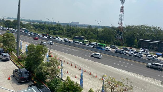 Antrean Kendaraan Mengular Di Gerbang Tol Cikampek Utama Imbas One Way 7891