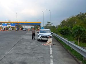 Aksi Anggota PJR Tol Singosari Tolong Remaja Nyasar hingga Kawal Pria Salat