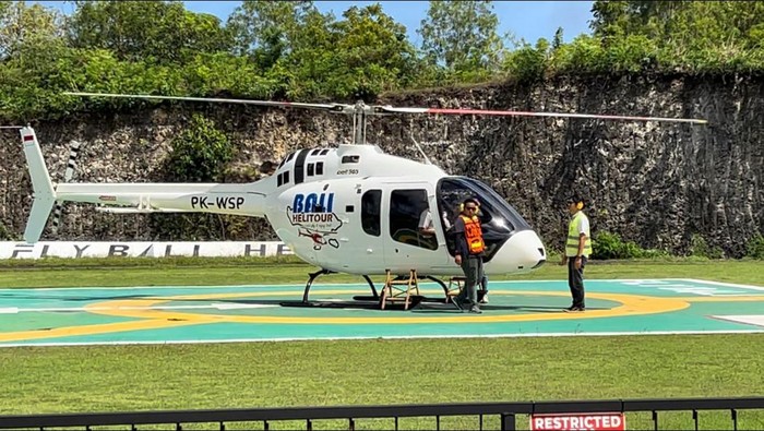 Helikopter yang digunakan untuk tur melihat Bali dari udara.