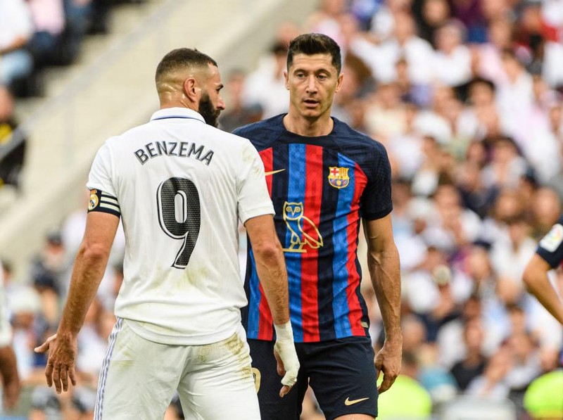 Karim Benzema of Real Madrid Cf (L) and Robert Lewandowski of FC Barcelona (R) during a match between Real Madrid v FC Barcelona as part of LaLiga in Madrid, Spain, on October 16, 2022. (Photo by Alvaro Medranda/NurPhoto via Getty Images)