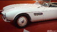 BMW 507 ini sempat melanglangbuana ke beberapa pemilik. Diceritakan oleh BMW, setelah menjadi tunggangan Elvis, mobil ini sempat menjadi mobil balap di Alabama, bahkan sempat menggendong mesin Chevrolet untuk turun ke sirkuit dan memenangkan balapan. Foto: Muhammad Hafizh Gemilang