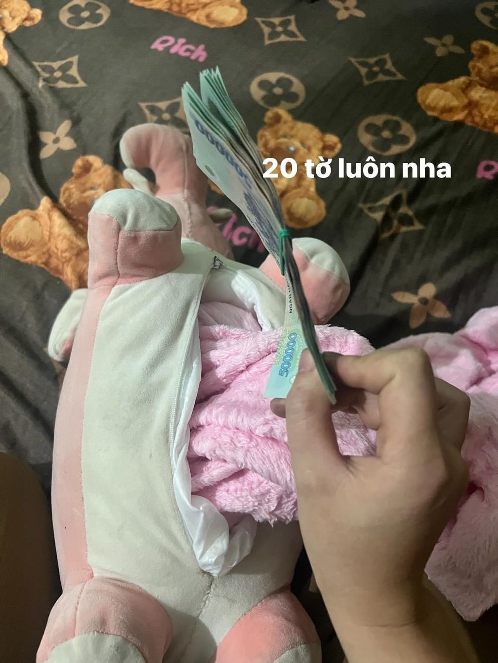 Boneka yang sering dipeluk suami saat tidur