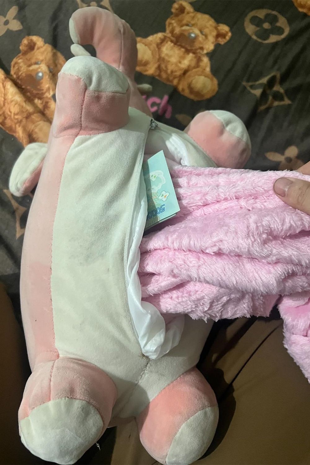 Boneka yang sering dipeluk suami saat tidur