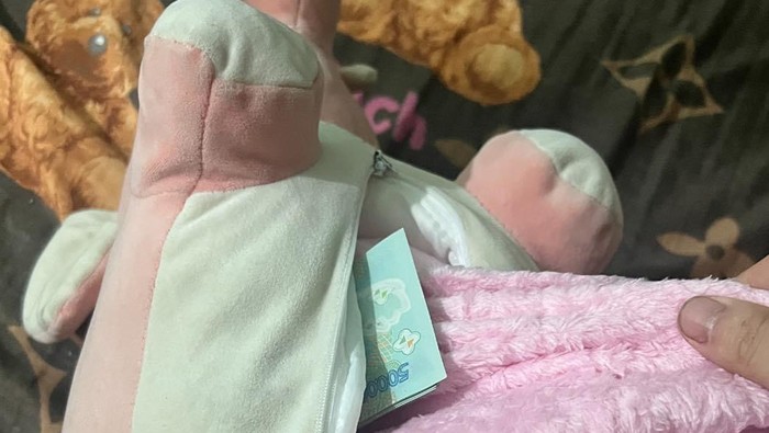 Boneka yang sering dipeluk suami saat tidur