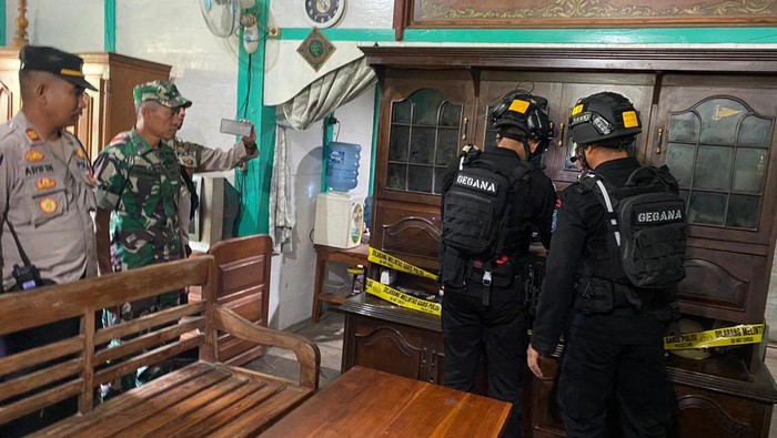 Brimob Polda Jateng mengamankan bahan peledak dari rumah pensiunan TNI di Blora, Sabtu (29/4/2023).