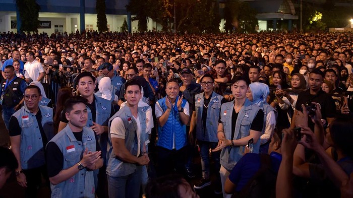Cara Menggandeng Milenial Terhadap Isu Lingkungan dan Produk Lokal Mendag Zulhas menghadiri konser musik Birukan Langit Indonesia Stage (BLIS), di Stadion Maguwoharjo, Sleman, Daerah Istimewa Yogyakarta (DIY), Sabtu (29/4).