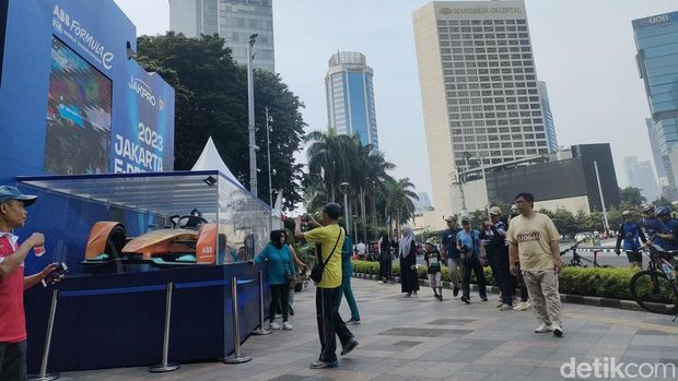 CFD Jakarta masih ditiadakan, namun warga masih berdatangan ke Bundaran HI