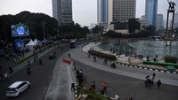 Masih banyak masyarakat yang melakukan aktivitas olahraga di sekitar. Akibatnya, pengendara dan pelari saling beriringan di jalan.