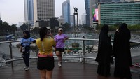 Pesepeda juga terlihat memadati area dari mulai Jalan Jenderal Sudirman. Tampak mereka memberi aba-aba kepada pemotor untuk memberi jalan saat mengubah arah.