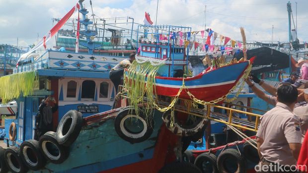 Desa Bajomulyo Juwana Pati gelar tradisi sedekah laut, Minggu (30/4/2023). Ada kepala kambing dan kerbau yang diletakkan dalam miniatur kapal dan dikirab.
