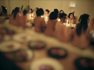 Pesta Makan Malam Tak Biasa, Telanjang Bersama 40 Orang Asing