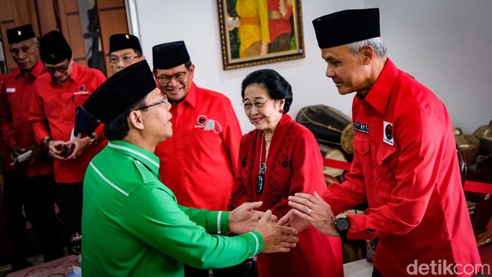 Dukung Ganjar Capres, Elite PPP Sowan ke Megawati di DPP PDIP PPP resmi mengusung Ganjar Pranowo sebagai bakal capres 2024. Usai dukungan, PPP bertemu Ketum PDIP Megawati Soekarnoputri bersama jajaran pengurus PDIP.