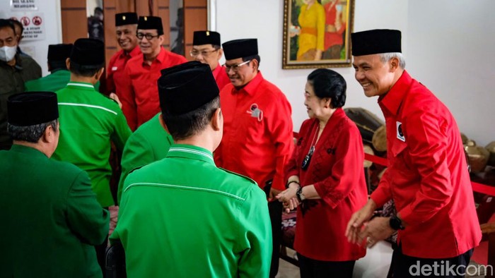 Dukung Ganjar Capres, Elite PPP Sowan ke Megawati di DPP PDIP PPP resmi mengusung Ganjar Pranowo sebagai bakal capres 2024. Usai dukungan, PPP bertemu Ketum PDIP Megawati Soekarnoputri bersama jajaran pengurus PDIP.