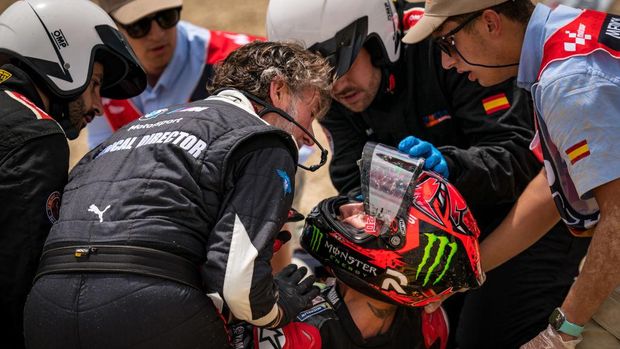  Angel Charte (Medical Director) speaks to Fabio Quartararo of France and Monster Energy Yamaha MotoGP during the race of the MotoGP Gran Premio MotoGP™ Guru by Gryfyn de España at Circuito de Jerez - Ángel Nieto on April 30, 2023 in Jerez de la Frontera, Spain. (Photo by Steve Wobser/Getty Images)