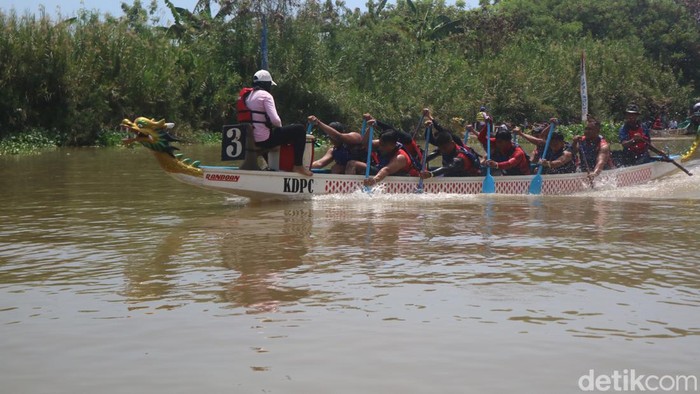 Festival Perahu Naga di Juwana Pati, Minggu (30/4/2023). Acara ini digelar untuk memeriahkan Tradisi Sedekah Laut sekaligus ajang berburu bibit atlet dayung.