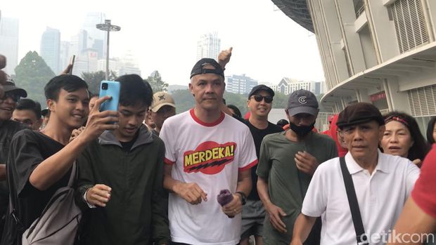 Ganjar jalan sehat bersama relawan di GBK pagi ini.