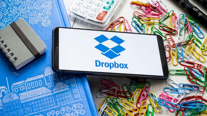 Gegara Ini, Dropbox Pangkas 500 Karyawannya Dropbox mengumumkan rencana untuk memangkas 500 karyawan, atau sekitar 16% dari tenaga kerjanya. Mengutip CNBC, rencana PHK itu terungkap dari blog di situs web perusahaan.