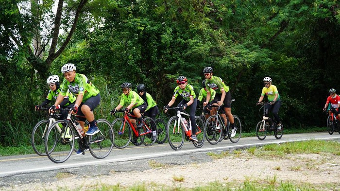 Gowes Sambil Menikmati Suasana Pantai dan Indahnya Jayapura Group Ride Indonesia ke-6, GFNY Bali-IFG Life digelar di Kota Jayapura. Peserta menggowes sepedanya sambil menikmati suasana pantai dan indahnya Jayapura.