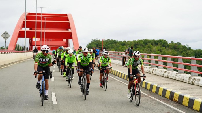 Gowes Sambil Menikmati Suasana Pantai dan Indahnya Jayapura Group Ride Indonesia ke-6, GFNY Bali-IFG Life digelar di Kota Jayapura. Peserta menggowes sepedanya sambil menikmati suasana pantai dan indahnya Jayapura.