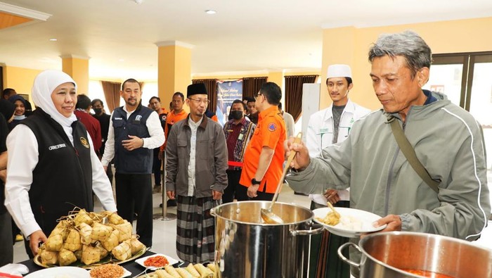 Gubernur Khofifah ajak warga Jatim usai dievakuasi dari Sudan makan ketupat bersama