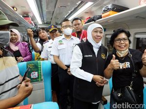 Cek Arus Balik di Stasiun Pasar Turi, Khofifah: Penumpang KA Naik 42,93%