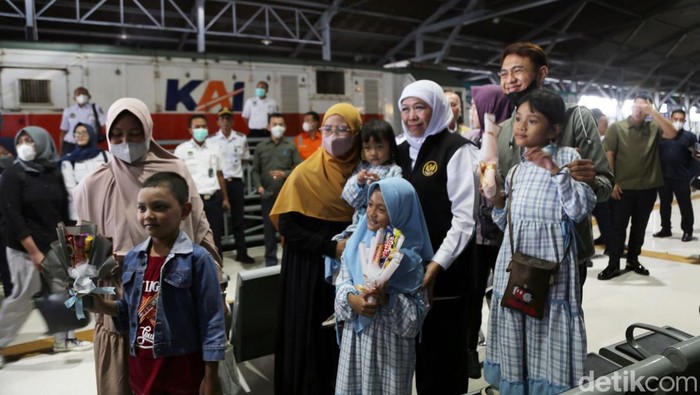 Gubernur Khofifah di Stasiun Pasar Turi Surabaya