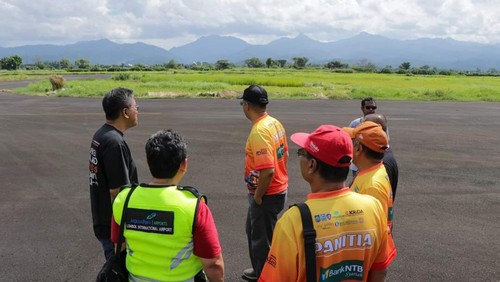 Gubernur NTB Zulkieflimansyah bersama PT Angkasa Pura I meninjau kesiapan eks Bandara Selaparang Mataram yang akan dipermak menjadi sirkuit MXGP), Minggu siang (30/4/2023). Foto: Istimewa