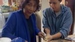 Hobi Buat Vlog Masak, Susi Pudjiastuti Mahir Buat Donat Kentang dan Steak