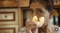  Buat video tentang resep donat kentang, Susi membanggakan bahwa rasa donat kentangnya ini tak kalah dengan yang ada di toko. Foto: Instagram @susipudjiastuti115