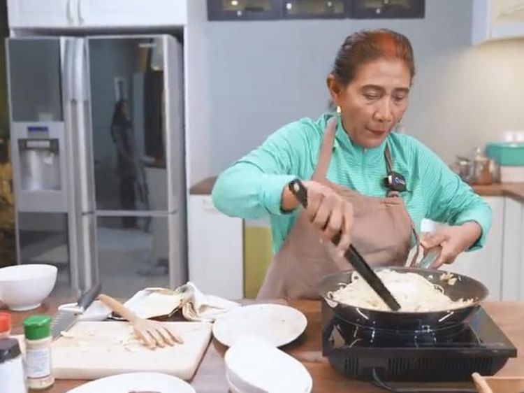 Hobi Buat Vlog Masak, Susi Pudjiastuti Mahir Buat Donat Kentang dan Steak