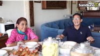 Bertamu ke rumah Susi Pudjiastuti, Sandiaga Uno makan siang dengan sajian seafood spesial yang dibuat langsung oleh Susi. Foto: Instagram @susipudjiastuti115