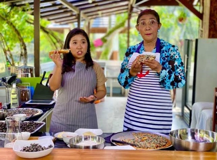 Hobi Buat Vlog Masak, Susi Pudjiastuti Mahir Buat Donat Kentang dan Steak